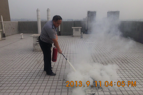 加强消防训练 确保小区安全