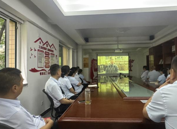 方阵铿锵步，服务润无声